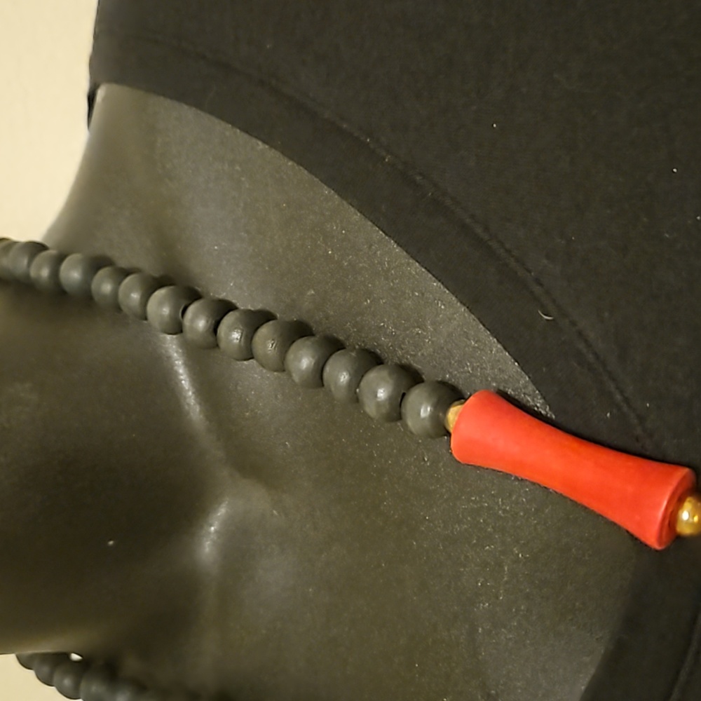 Vintage 30" Black and Red Chunky Wood Necklace. - Picture 3 of 6